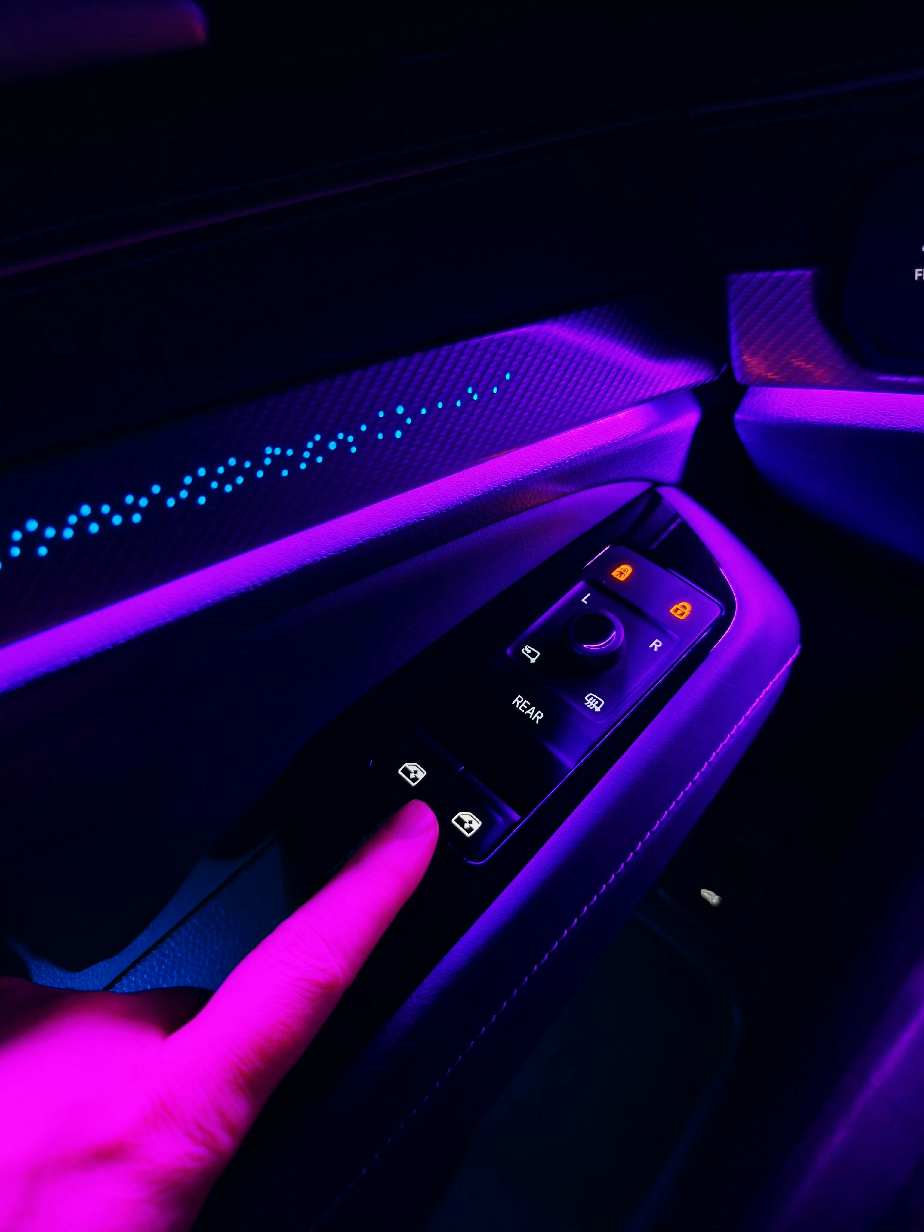 车窗的控制其实，图1这种前后推的，是我觉得最没意思，也是完全没必要的，不分品牌，