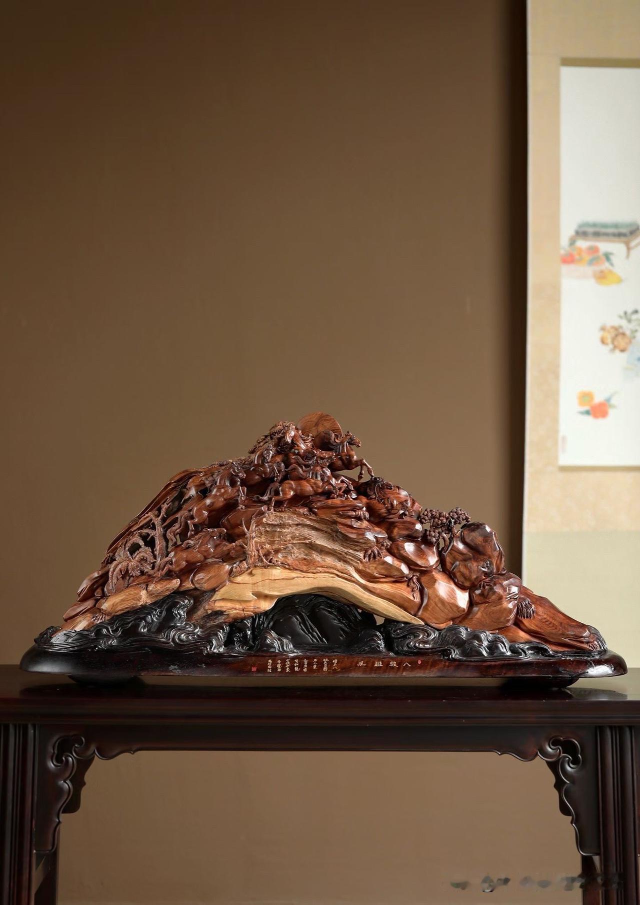 海南黄花梨｜八骏雄风

第一眼，是奔腾。
八匹马从山势间涌出，气脉相连，一气呵成