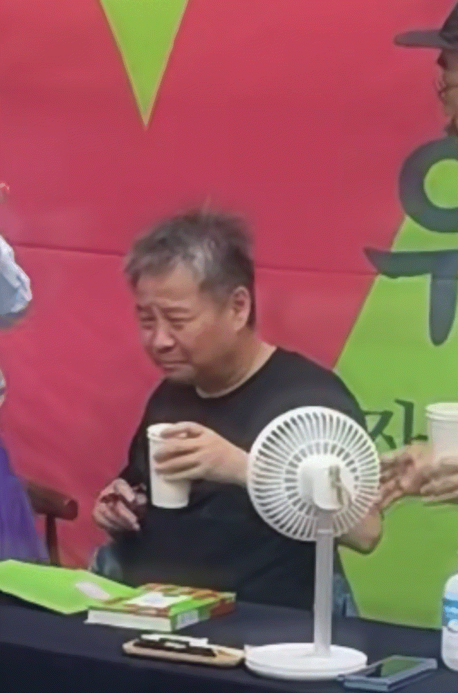 【不冒气的汤可不敢直接喝…】为什么刚煮好的热汤表面几乎不冒热气，但一吹开表面那层