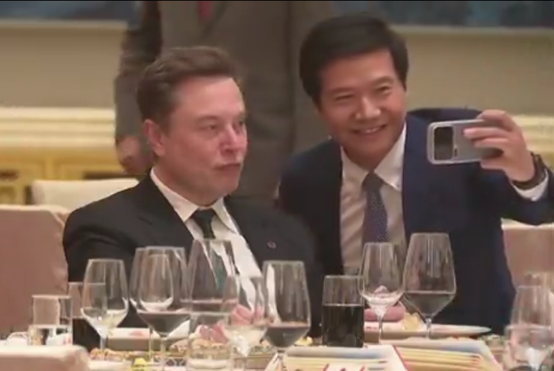 特朗普访华欢迎宴会 雷军和马斯克自拍合影 