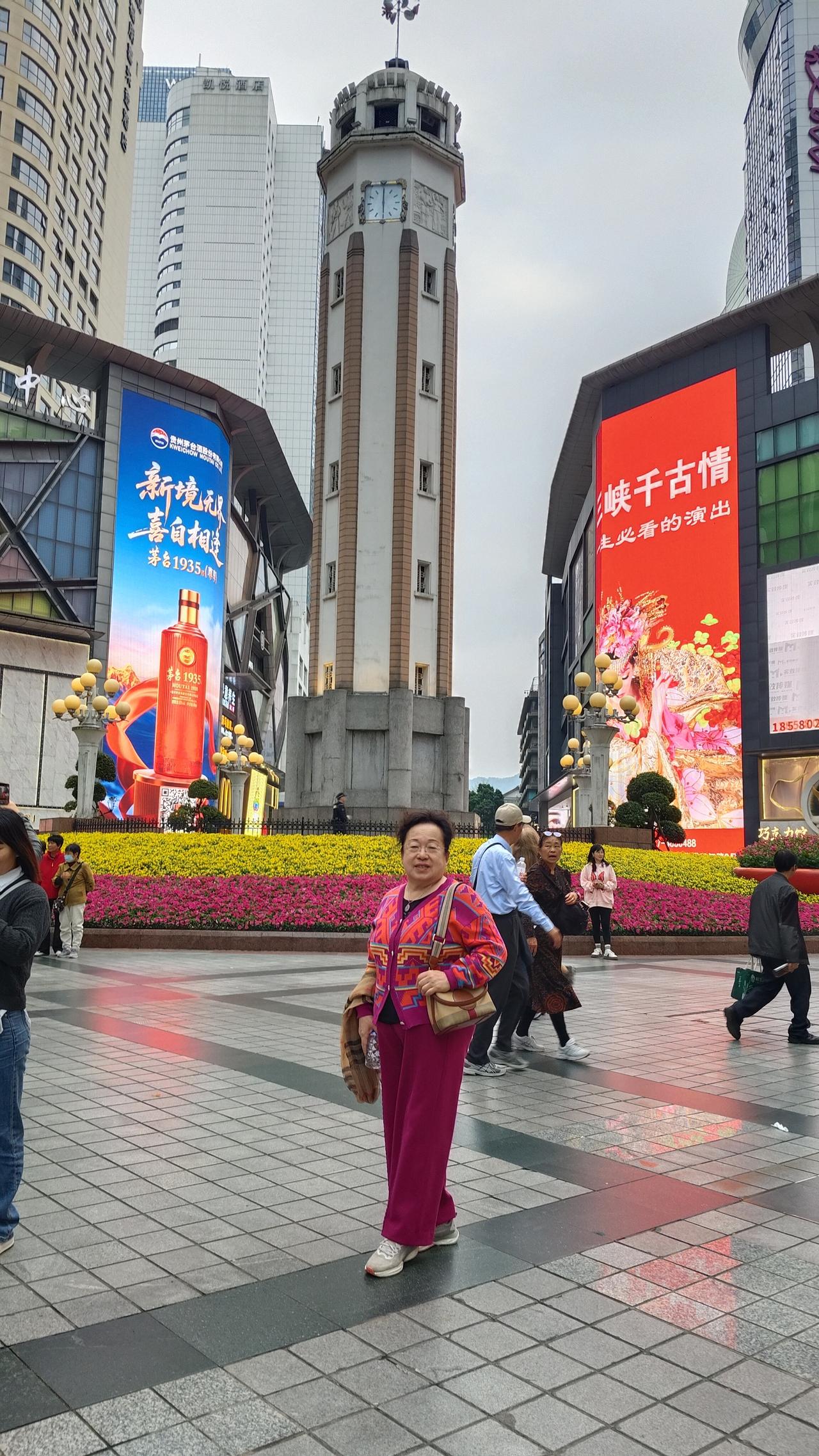 春日生活打卡季重庆游标志性解放碑广场。