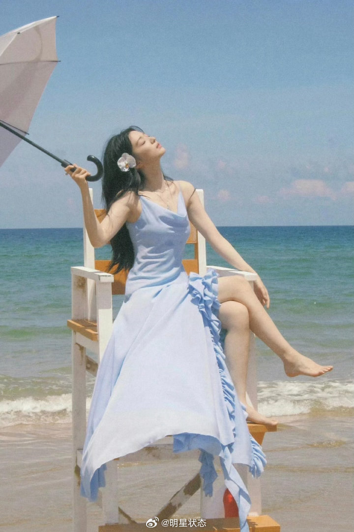 王楚然海边撑伞漫步氛围感拉满，穿吊带裙清新怡人 