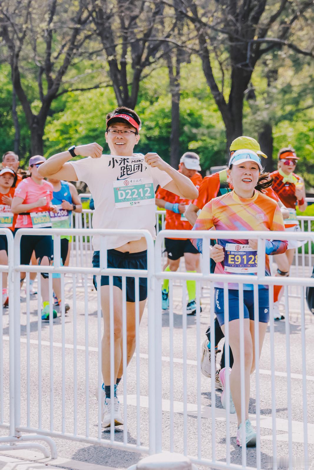 小米YU7北半马领跑北京半马开跑，小米YU7担任赛事领跑和计时车，这张照片场面很
