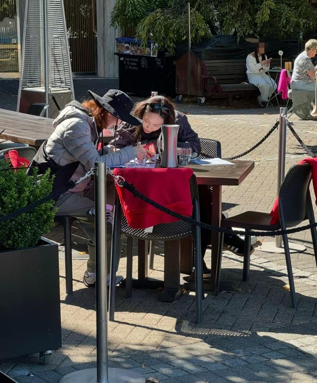 金晨与好友王霏霏近日结伴前往新西兰皇后镇度假，两人在旅途中亲切与偶遇的网友合影，