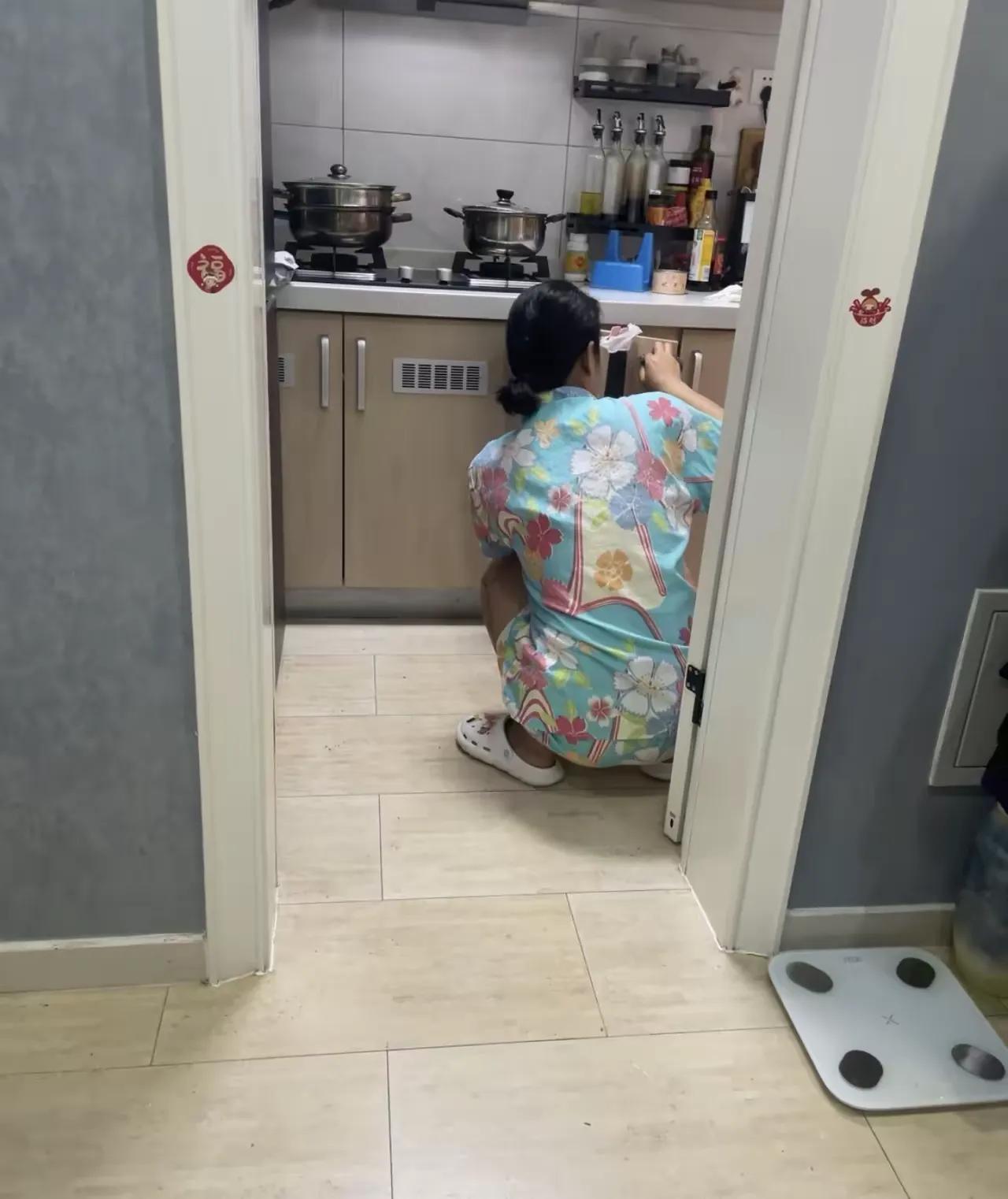 我老婆嫁给我七年。每天比我早起半个钟头。

我以前真以为她是勤快。我起来，粥在锅