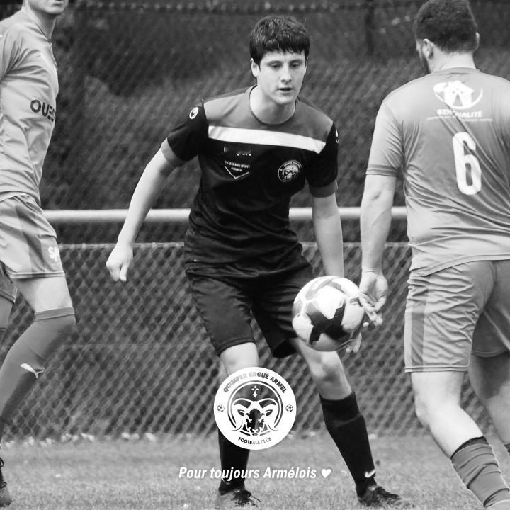 【一法国球员与女友自拍时坠崖身亡】据法媒RMC报道，法国布列塔尼地区的低级别球队