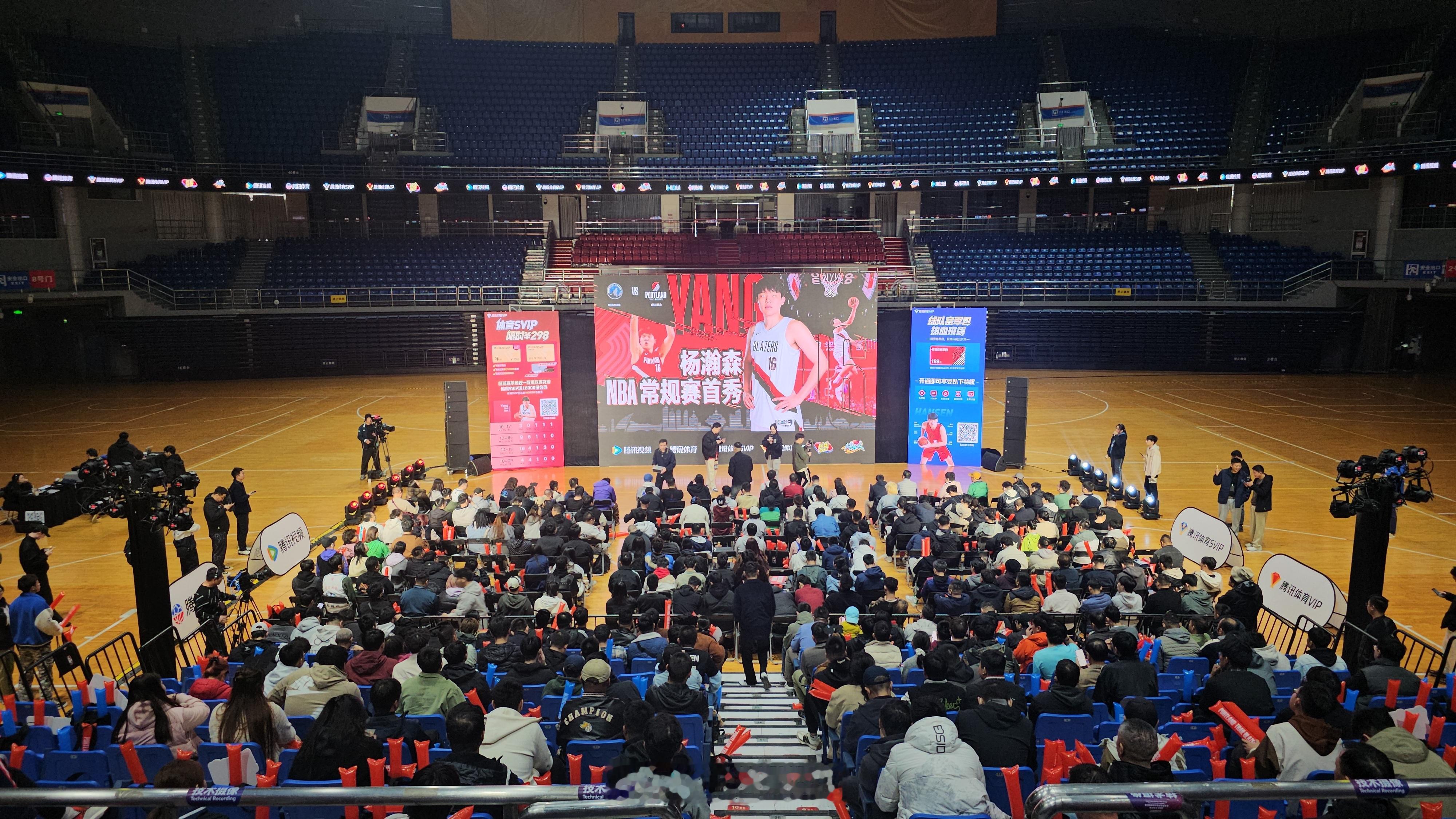 杨瀚森NBA常规赛首秀，青岛国信体育馆第二现场异常热闹。家里人隔着千山万水都在给