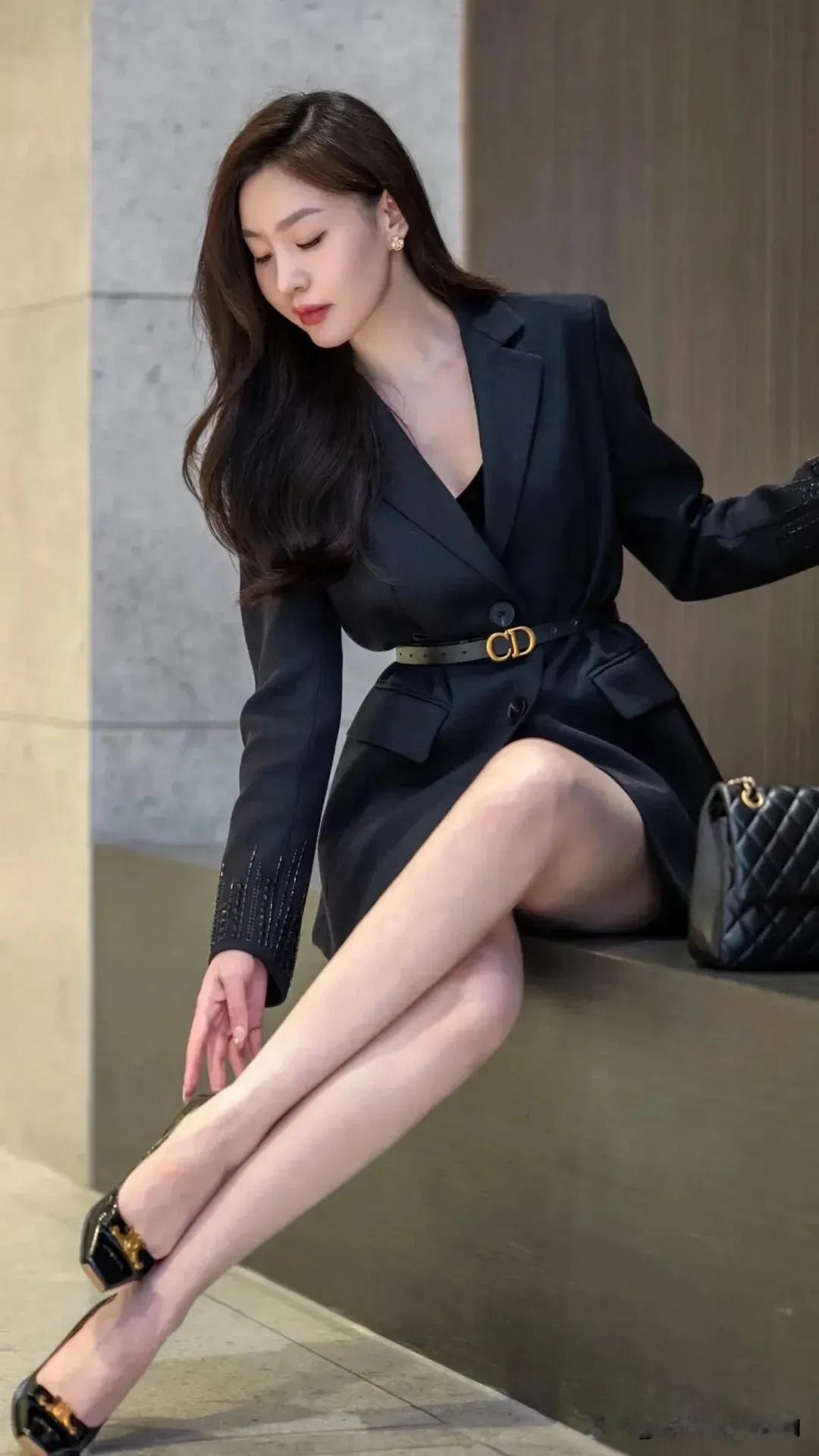 黑风衣美女，长发，皮肤白皙