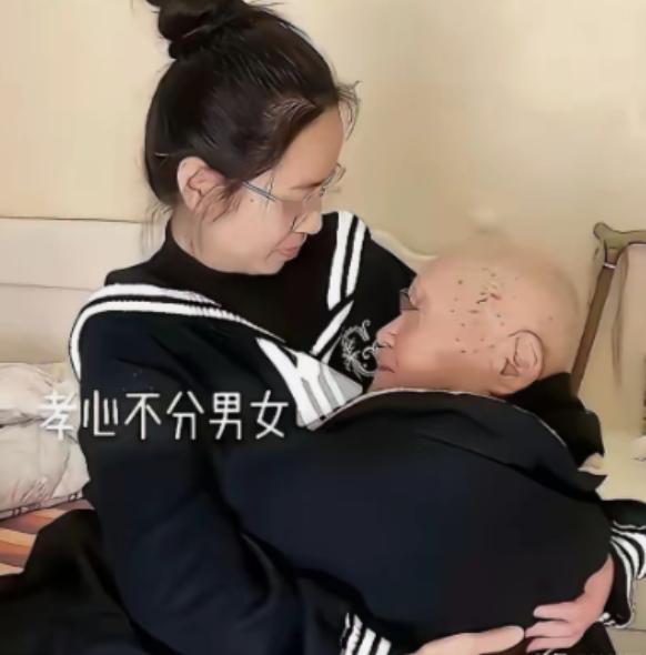 泪目！河南一个90后孙媳妇深夜给93岁爷爷换尿不湿，突然，爷爷拉住她：“孩子，抱