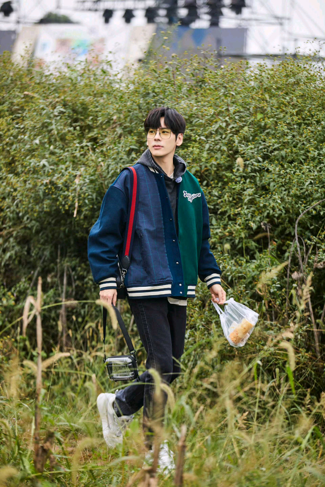 全组夸了魏哲鸣半天生怕他不跳剧组全员猛夸半天，就为让魏哲鸣演唱跳名场面！许淮颂自