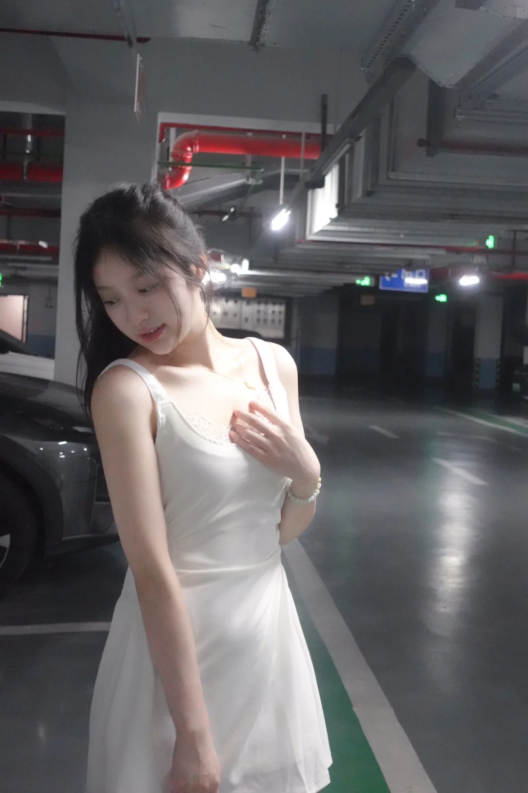 车库搭配小白裙氛围感绝了！