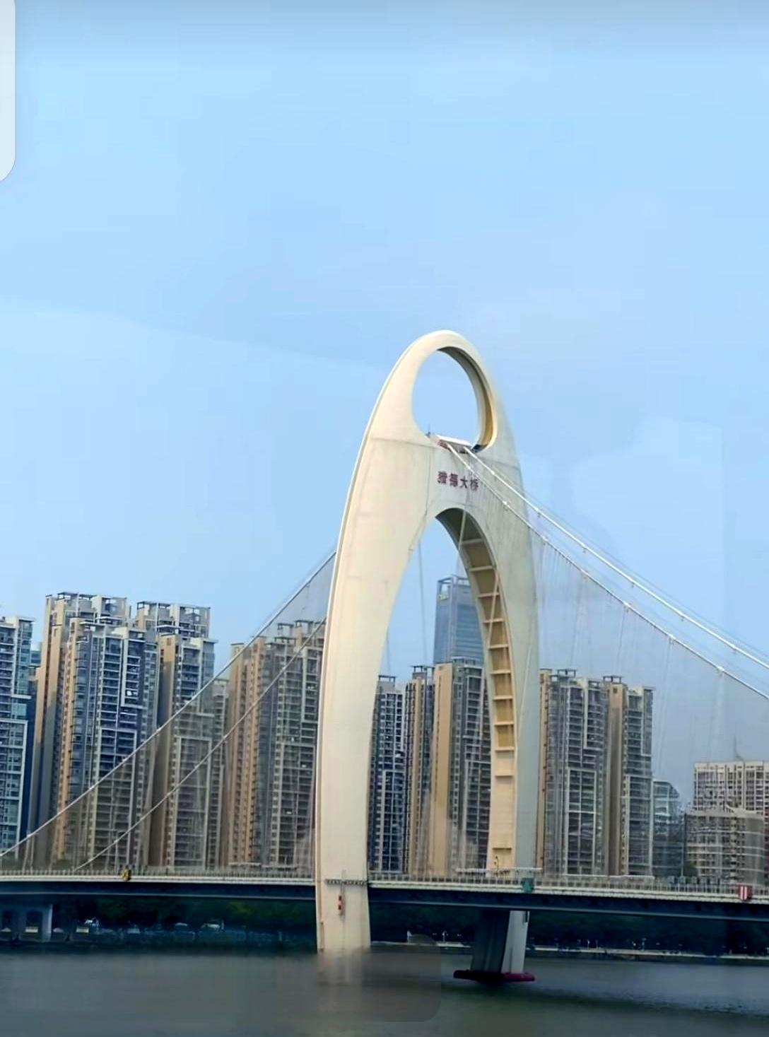 热了两个月的广府天忽然刹车，今天午后暴雨砸城，温度直落到18℃，午休时空调能歇一