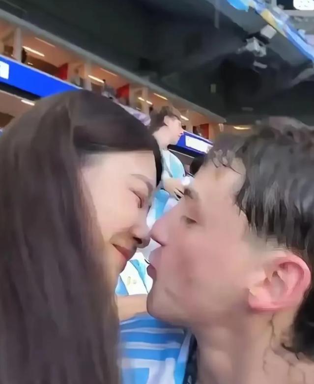 2026年世界杯看台，一个中国女孩被素不相识的阿根廷小伙单膝跪地求婚。她笑着接受