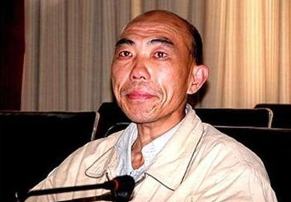 2005年3月15日，胥敬祥蹲在牢房里，盯着这张纸愣了整整十分钟。他没哭，也没笑