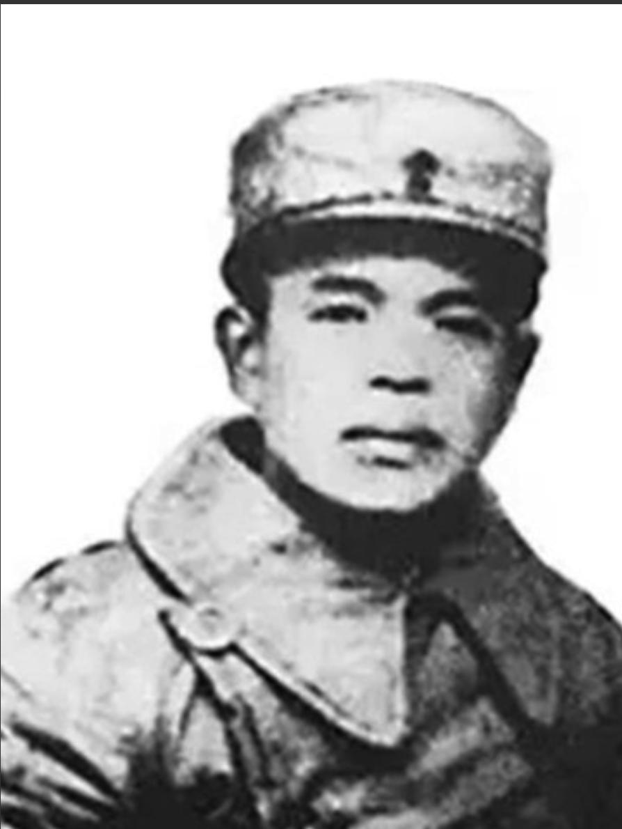 1950年，肖华调京赴任途中，忽见一卖烟小贩，脸色骤变：这不正是当年杀害黄骅的凶