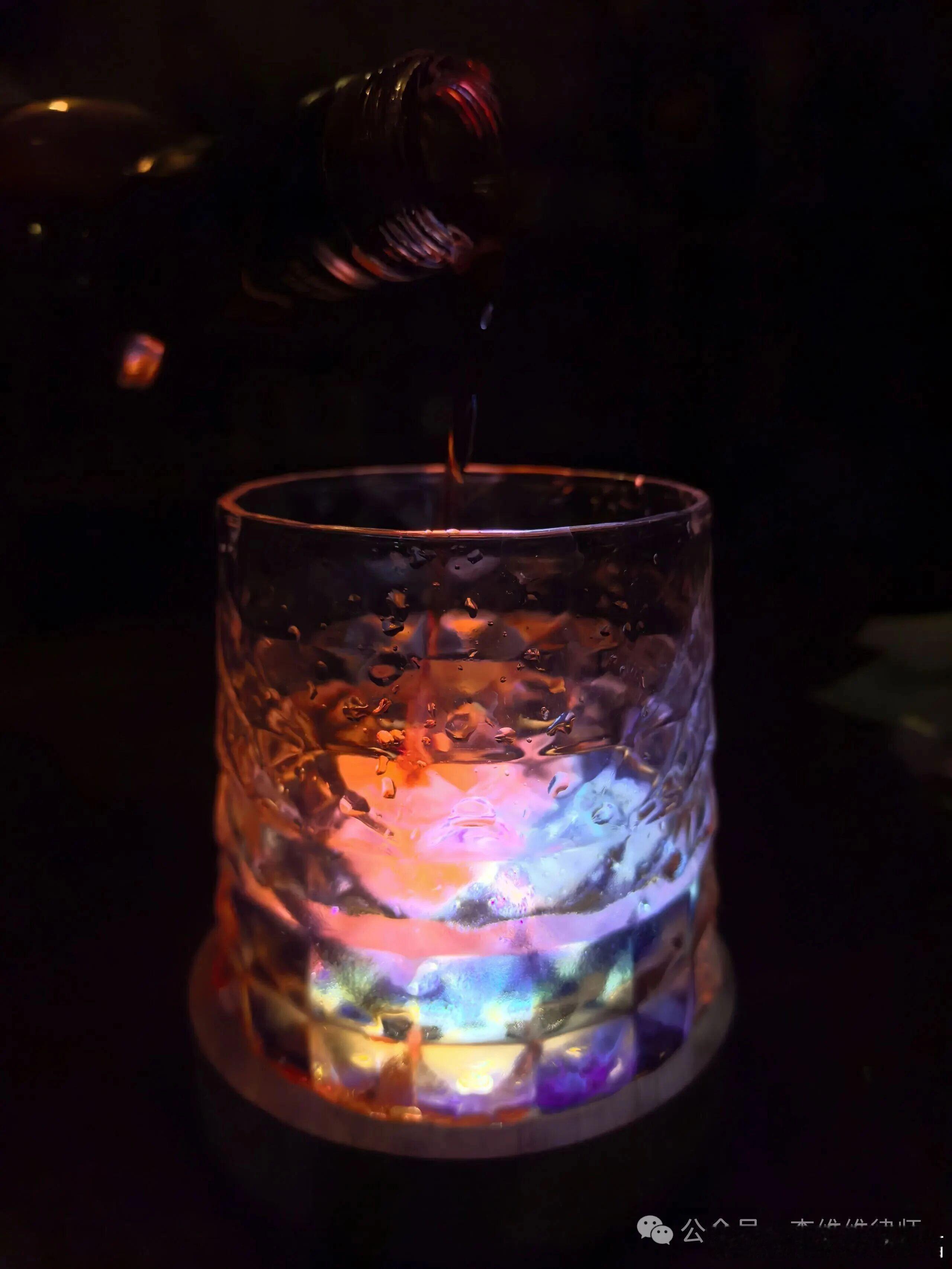 生活手记一壶烈酒藏万里山河，抬杯便揽清风日月，纵览世间千秋壮阔，豪情尽数凝于酒液