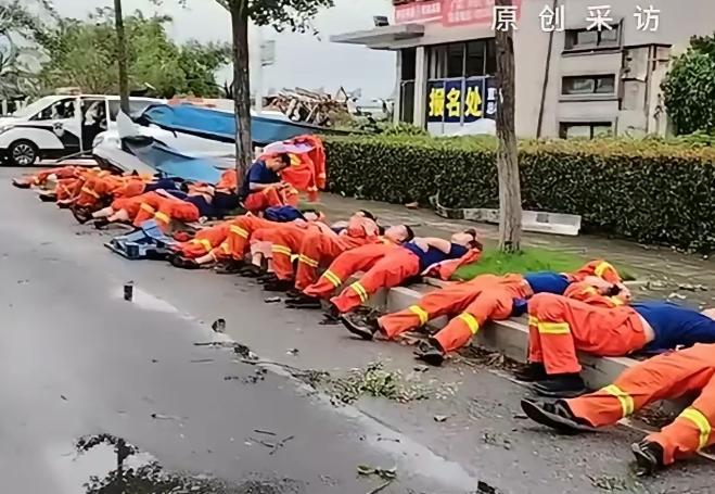 这又是谁的儿子谁的父亲啊！7月7日，湖北黄冈，龙卷风经过之后天气好转，男子趁此机