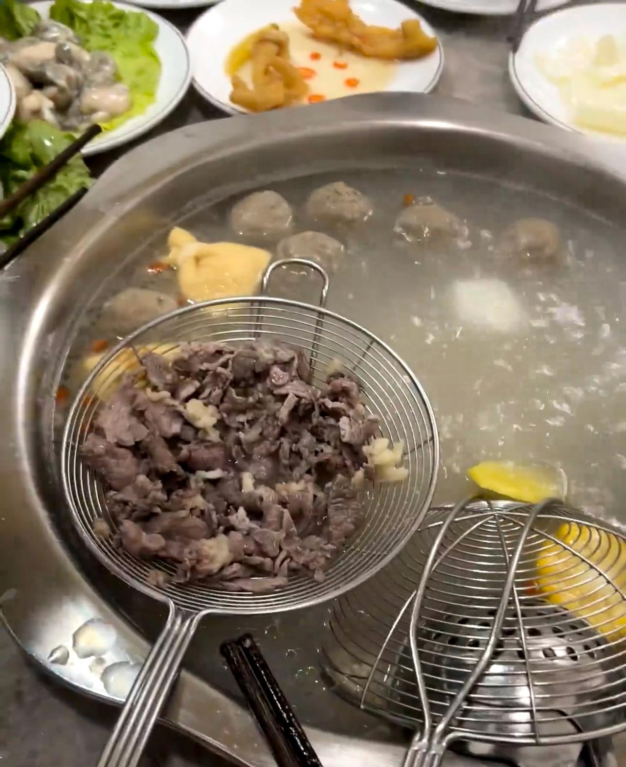 还是少在外面吃饭吧！

还是吃的清汤牛肉，回家一晚没睡，一直在喝水上厕所，渴死了