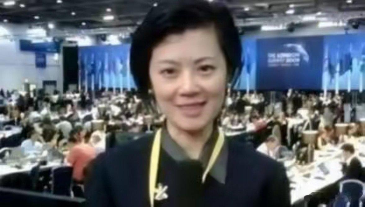 我愿意放弃中国国籍，自愿加入英国，2004年，前央视女制片人姜丰在入籍文件上签下