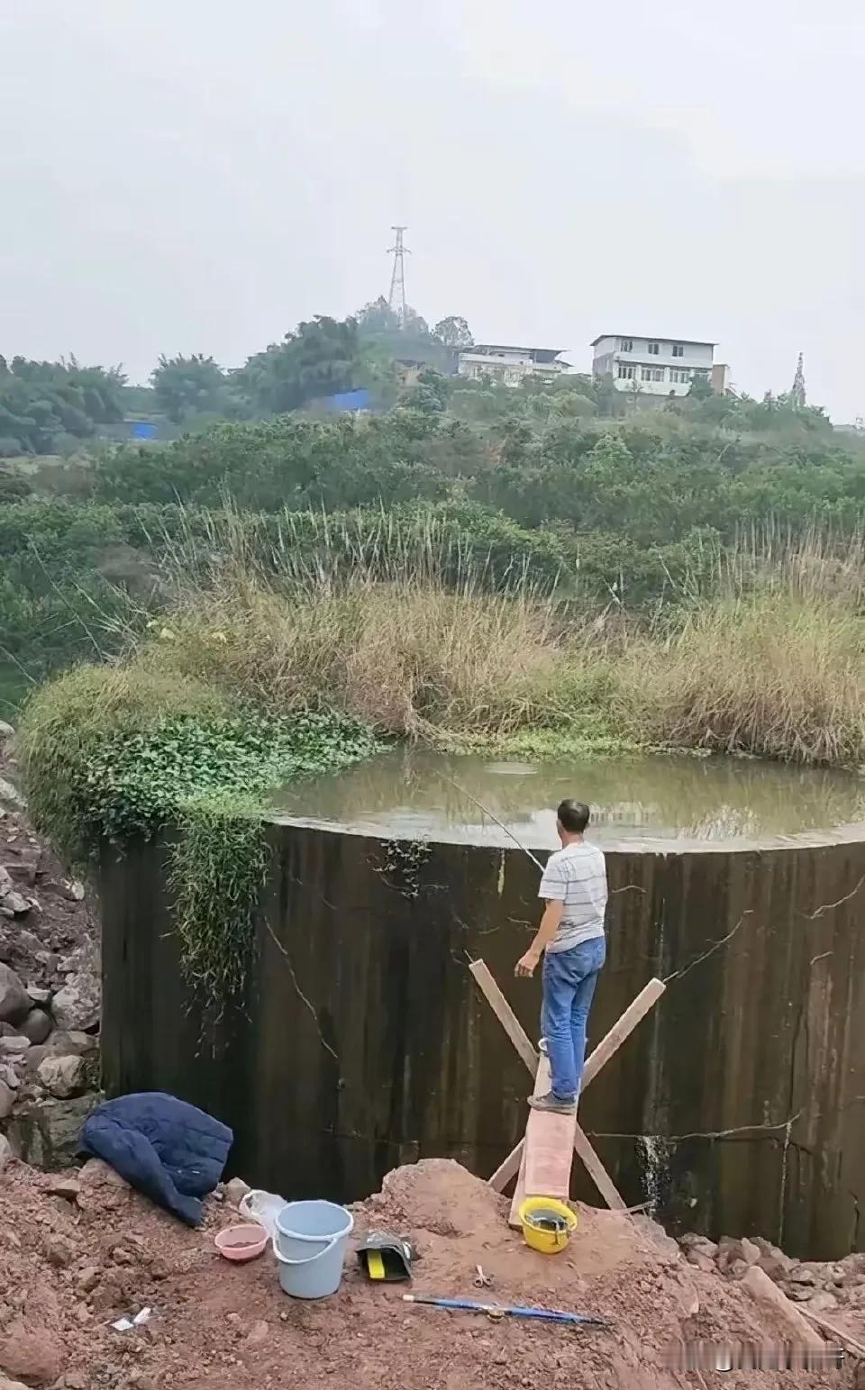 他是怎么知道这里面有鱼的[震惊]