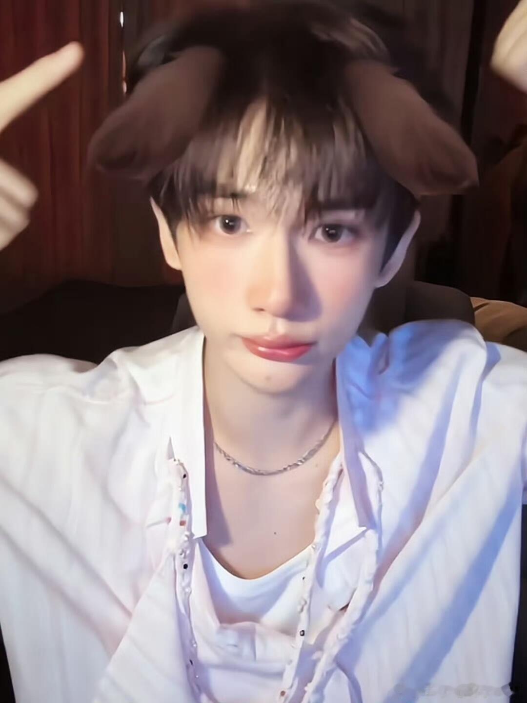 余宇涵曾用热乎羊屎做手链换别人早就偷偷藏起来不敢承认了，也就余宇涵这么坦荡直率，