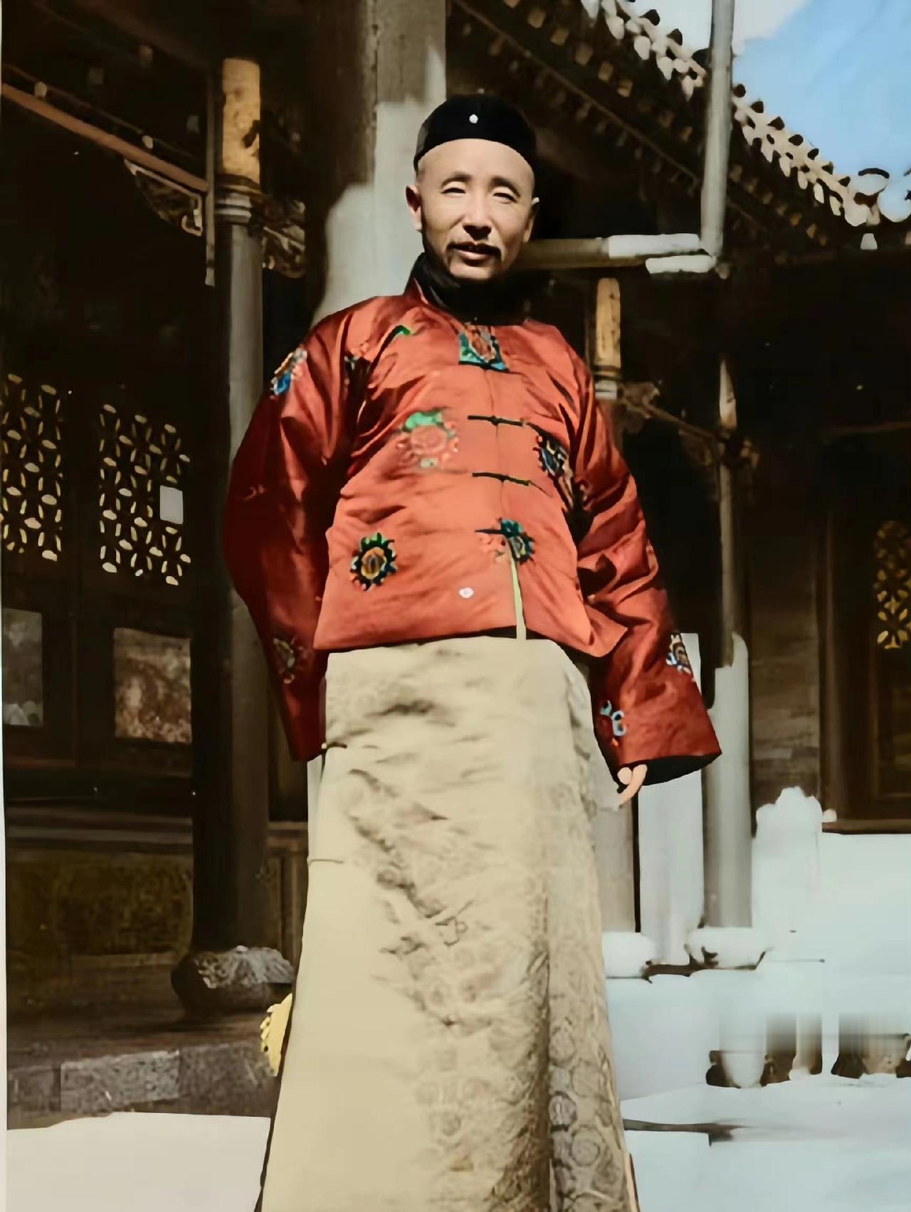 岁月匆匆，一代枭雄张作霖
 
这是1921年在沈阳帅府拍下的老照片，照片里的张作