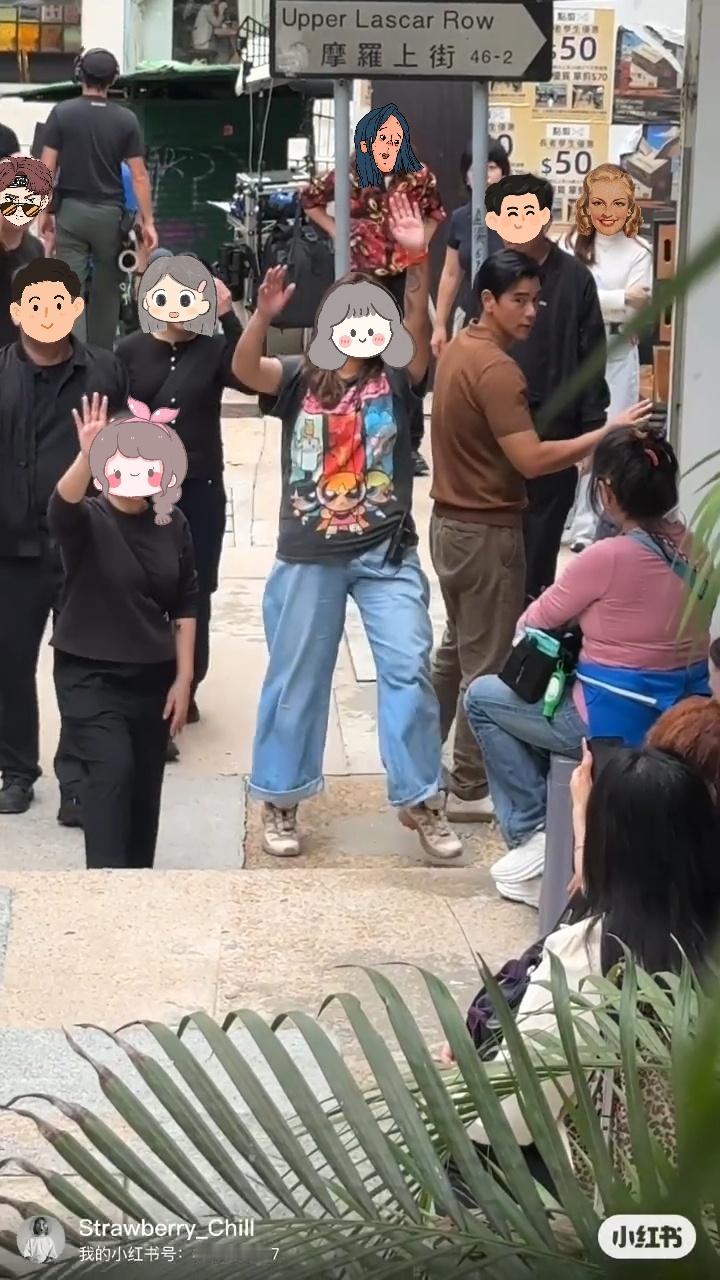 彭于晏 今日份Eddie已就位是拍外景吗还是普通逛街而已？人群中不普通的一位⭐很