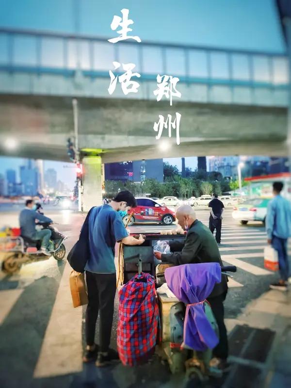 据媒体报道，郑州有个男子就像守夜的“小卫士”，生怕睡觉就像掉进“猝死陷阱”，每夜