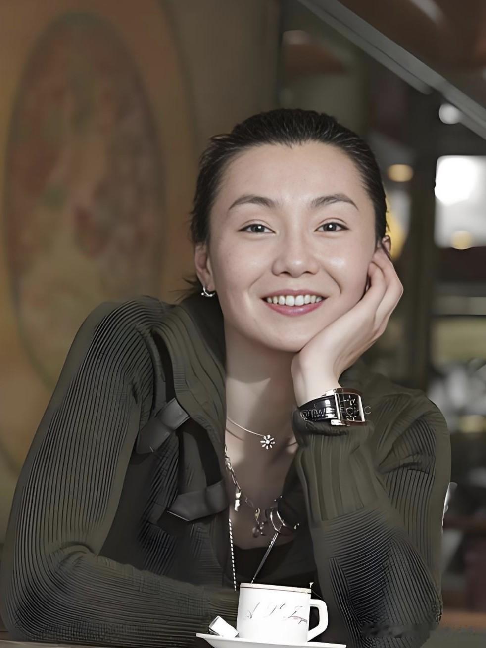 《花样年华》一袭旗袍惊艳时光。从影后到传奇，她把东方美刻进银幕。岁月不败美人，张