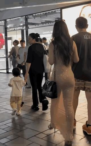 看这两人背景，男的平时应该不用搬砖的吧