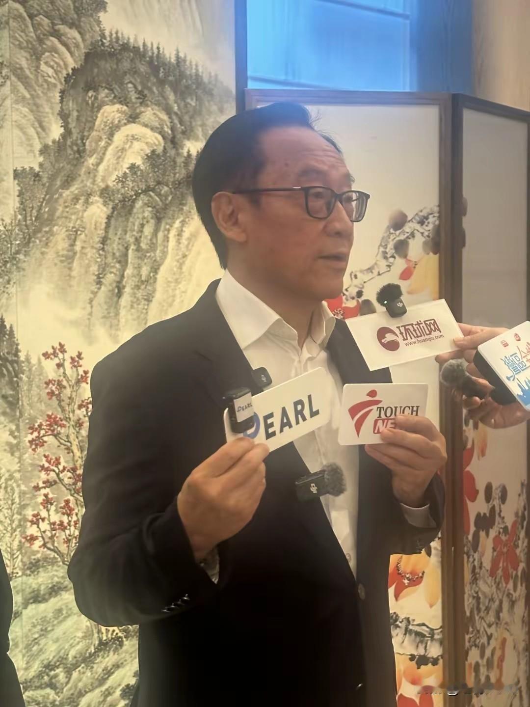 1. 全运会以体育为桥唤起全球情感共鸣：第十五届全运会开幕式在广州举行，港澳同胞