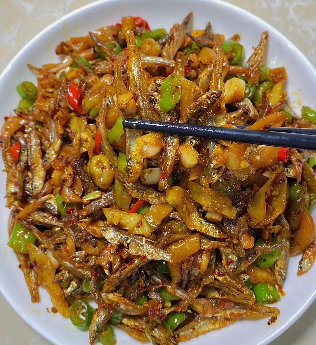 不想吃饭！快来学做这个麻辣小鱼仔…
老妈做的这个小鱼仔，搭配真的很绝，不管是里面