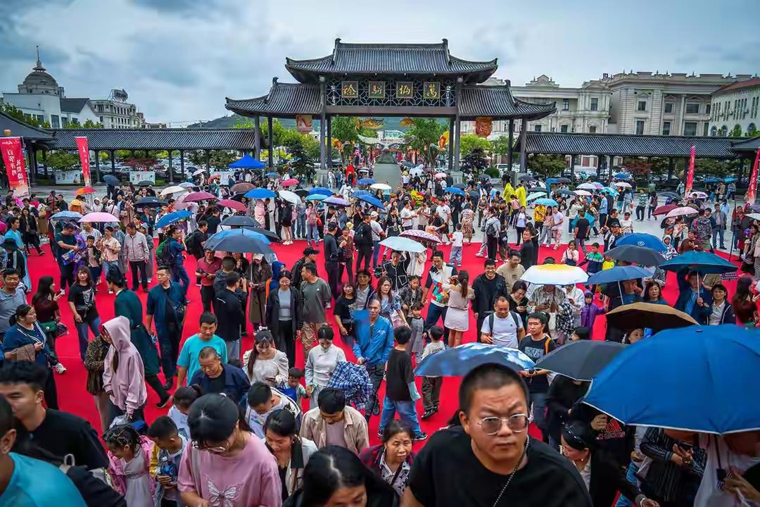 4月30号下午5点，我盯着手机地图上那条红得发紫的高速，突然笑了。这不就是我去年