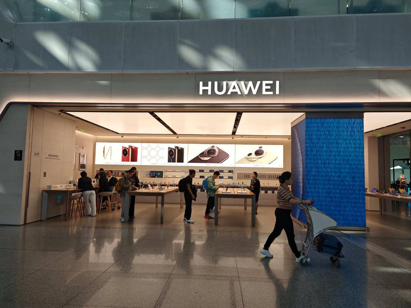 华为和荣耀是不是目前唯二家在机场有专卖店的手机相关的公司？最近去了好几个机场都有