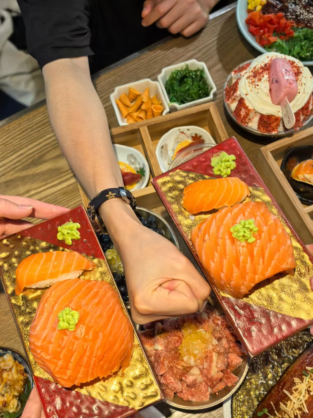 哈哈哈哈哈！这么大的三文鱼是我的！