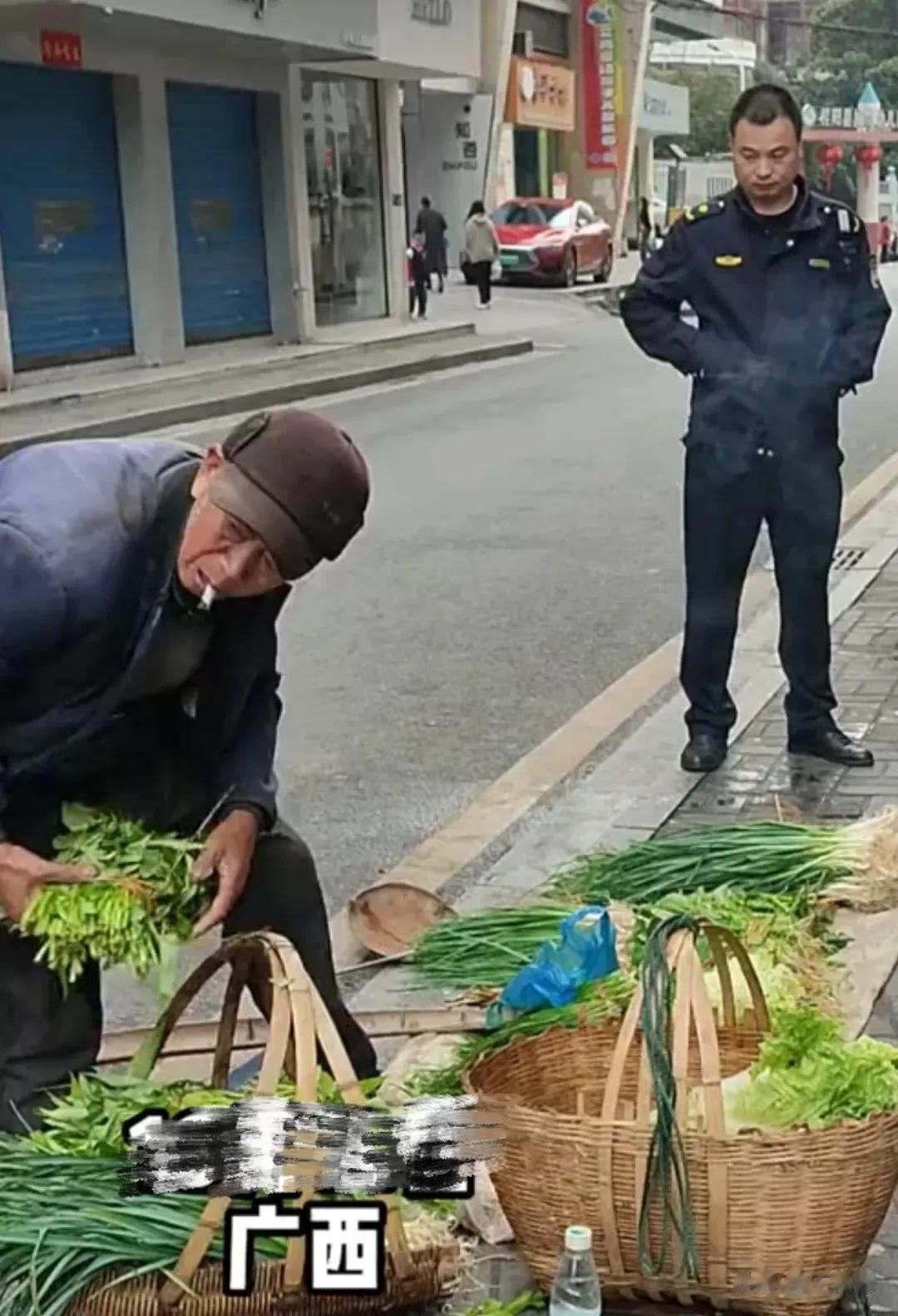 近日，一位广西城管在街头执法的视频在网上广为传播，网民好评如潮！

马路牙子边，