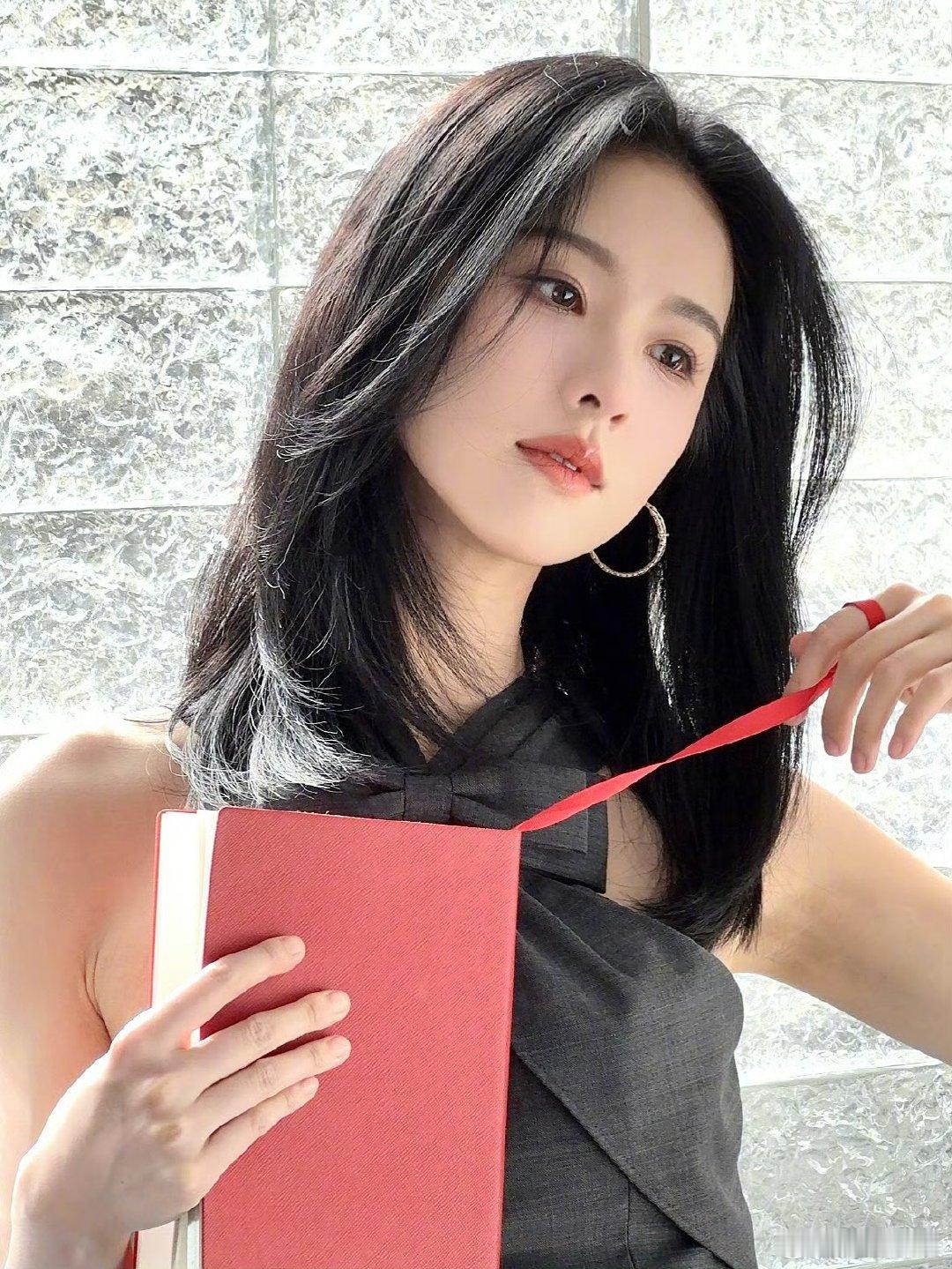 陈都灵拍摄live图陈都灵夏日live图被陈都灵这组夏日live图美晕，黑长直搭
