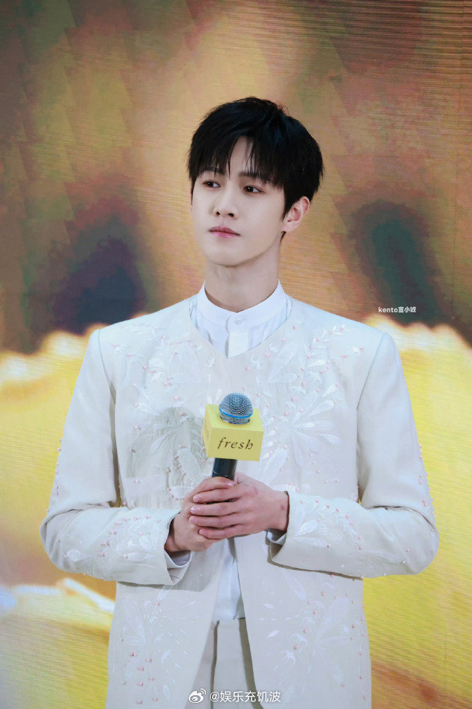 李昀锐杭州线下生图帅气值拉满，感觉空气都变甜了，期待新作！李昀锐杭州线下状态李昀