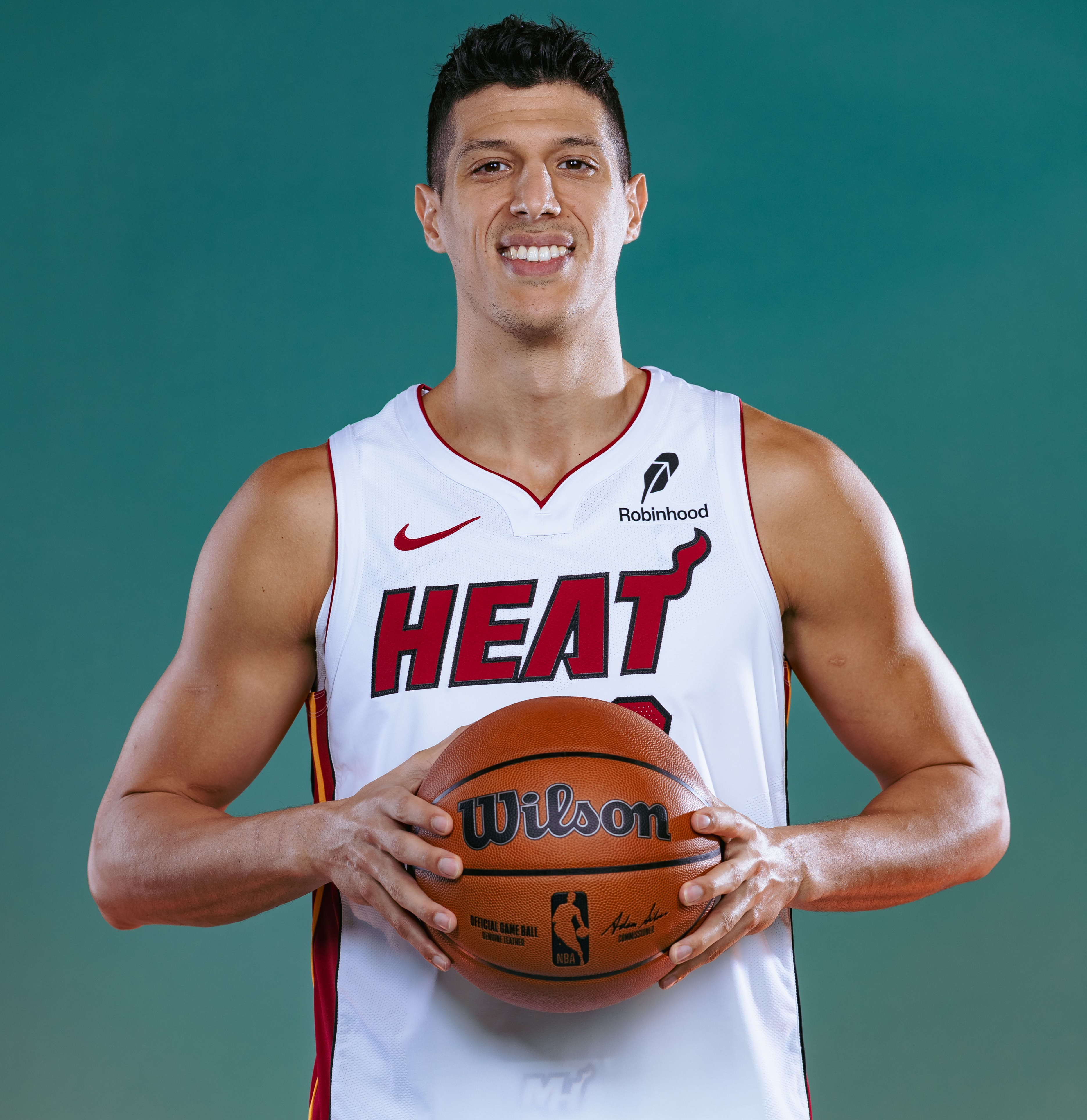 今天是冯泰奇奥30岁生日，祝他生日快乐，每场射中10个三分！！！迈阿密热火