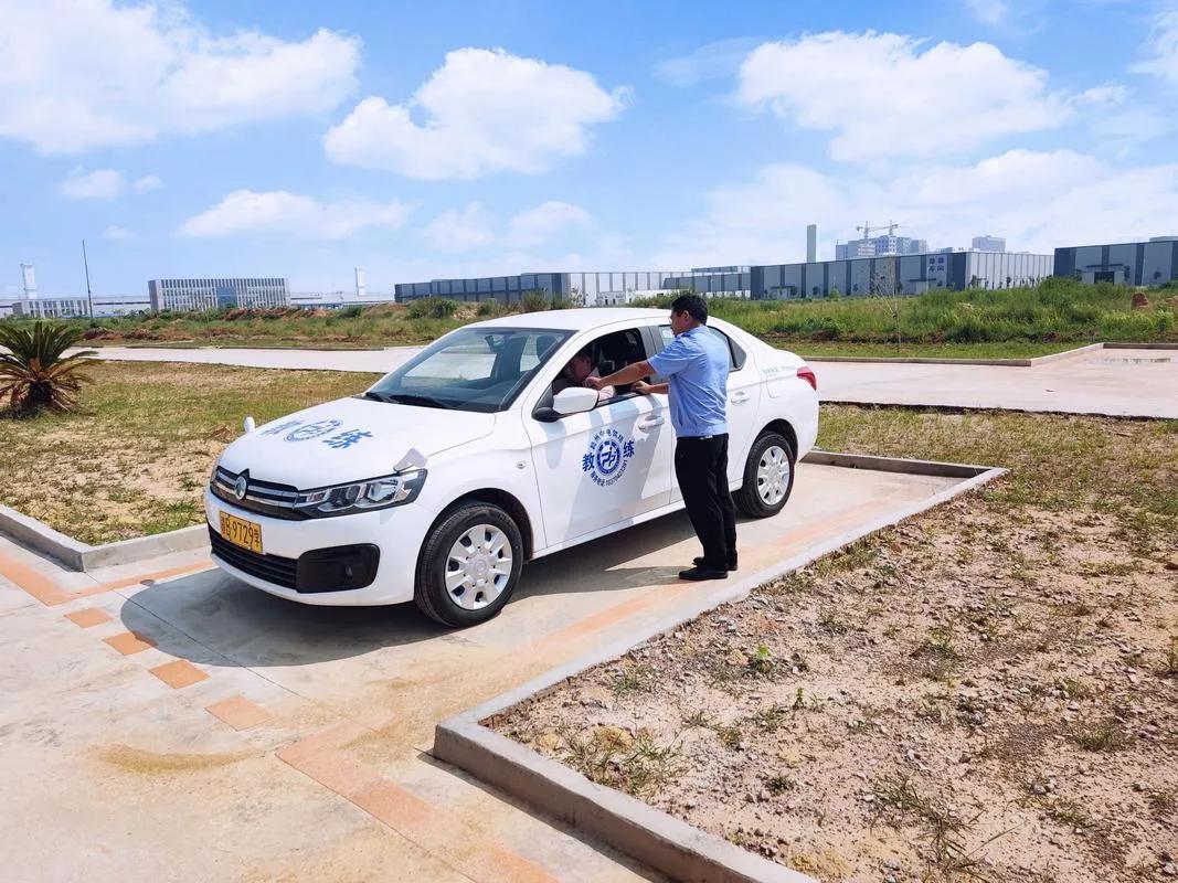 驾校驱赶避寒学员这事儿，既不合情理也不合规，完全没体现服务该有的温度。
 
咱们