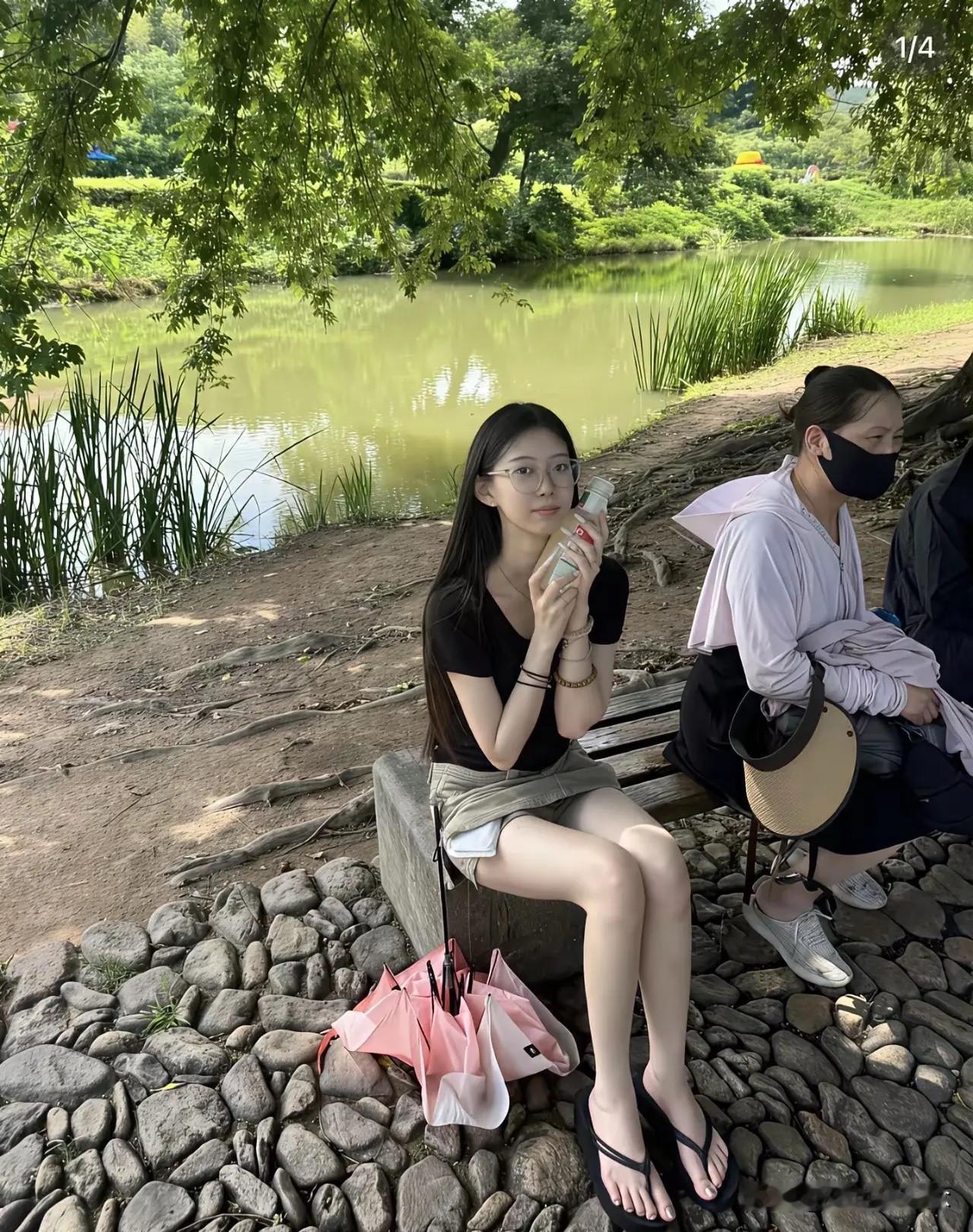 颜值这么出众的小姑娘，却有人盯着她“脚”说闲话，至于吗？
树荫湖边拍下的姑娘，长