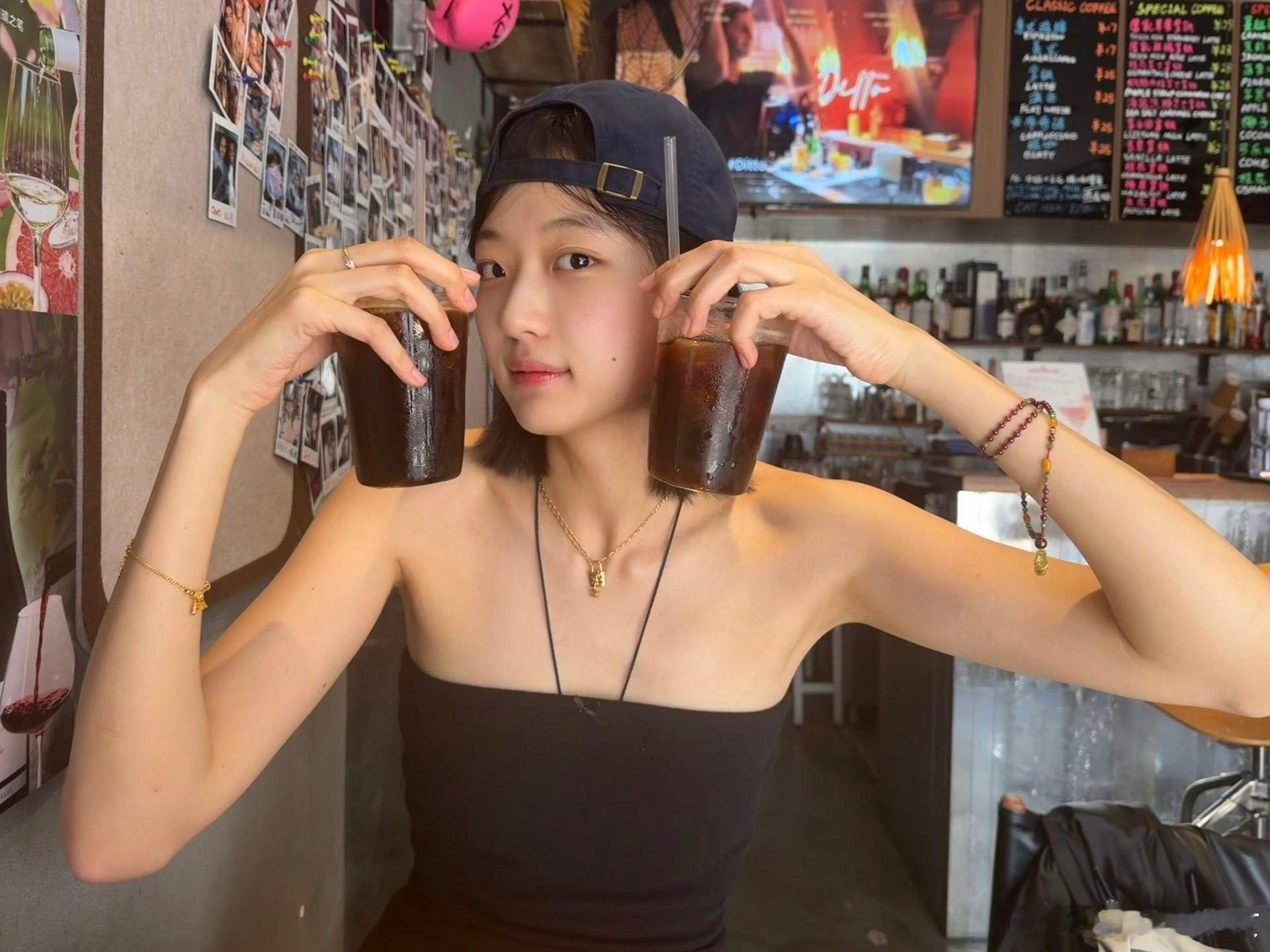 孙千 孙千日常随拍，干净淡颜自带松弛感，眉眼温柔灵动，每一帧都像生活里的小美好，