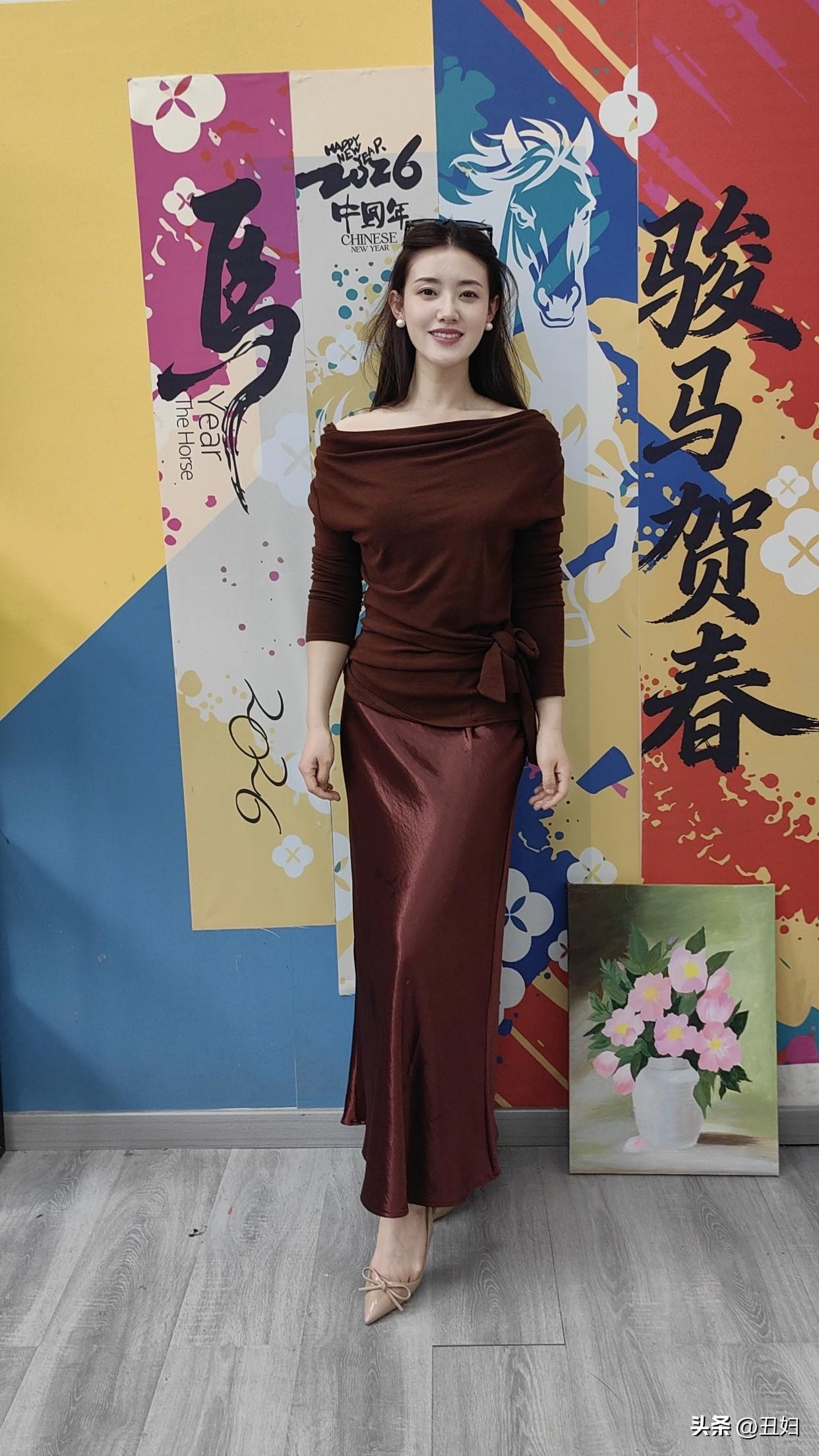 东方美体现在诸多传统艺术形式里。书法、绘画讲究“留白”，园林布局追求“对称”“平