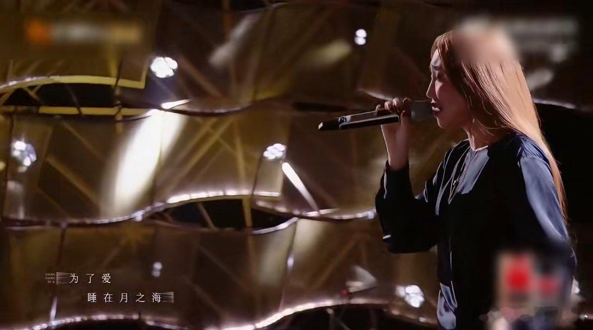 A-Lin 的演唱太有感染力了，细腻的气息托起每一句歌词，从弱混的叙事到强混的爆