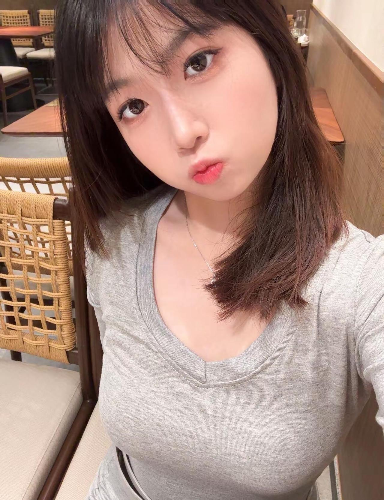 我其实真的很喜欢你我在深夜想起你的时候还是会忍不住掉眼泪消息写了又删我也在你离开