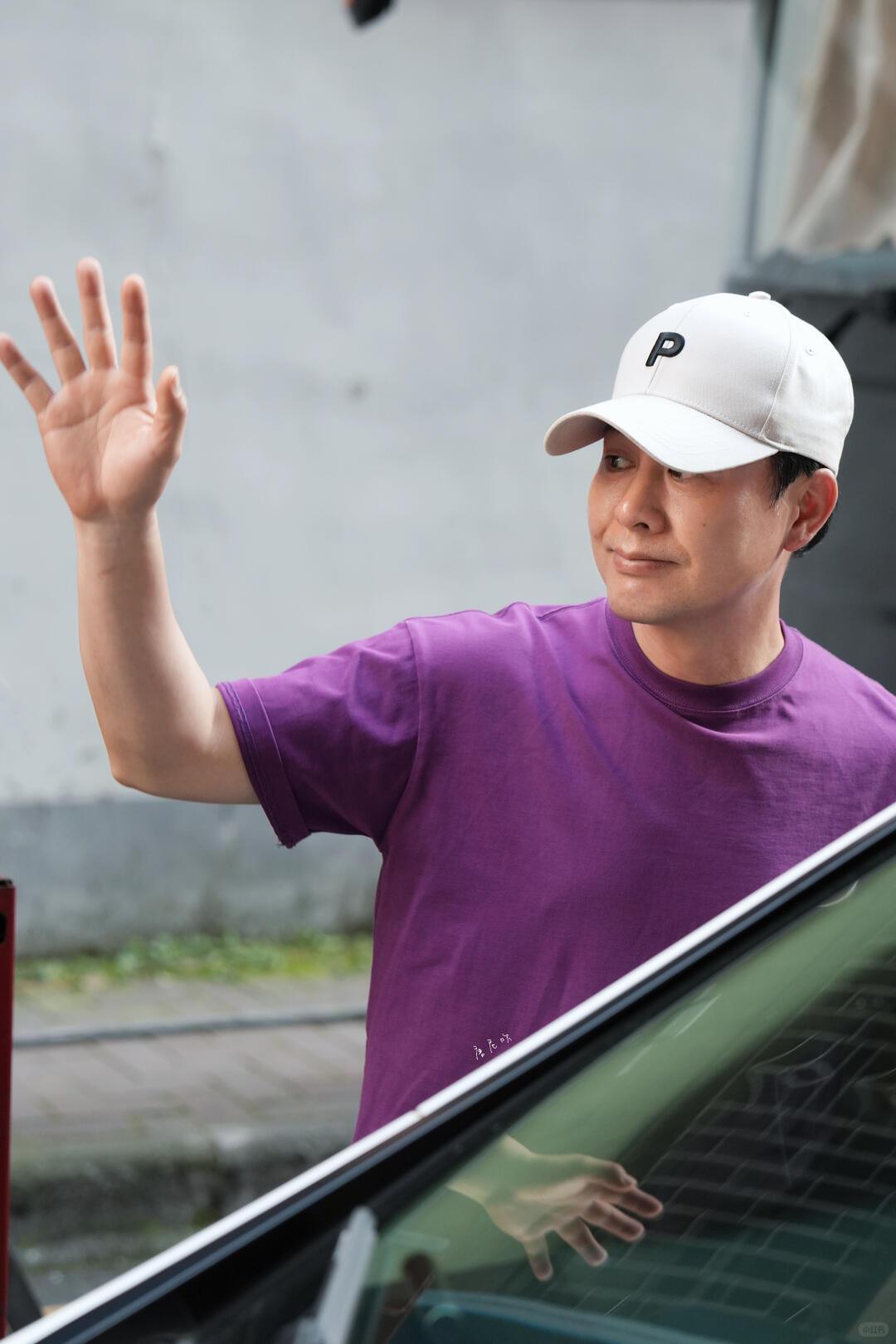 。
 
一、早年：低谷里的厚积
 
- 入行前：广东省最佳导游，见遍众生相，为表