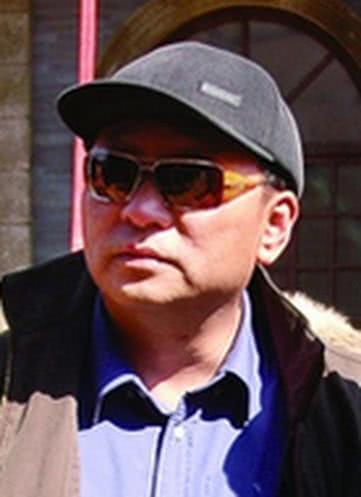 都梁，原名杨湛，1954年生于江苏盱眙，知名作家、编剧。少年入伍服役于坦克部队，