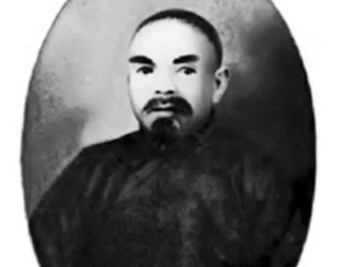 1917年，张作霖聘请李书文出任三军武术总教师，日本教官冈本见李书文已年过半百，