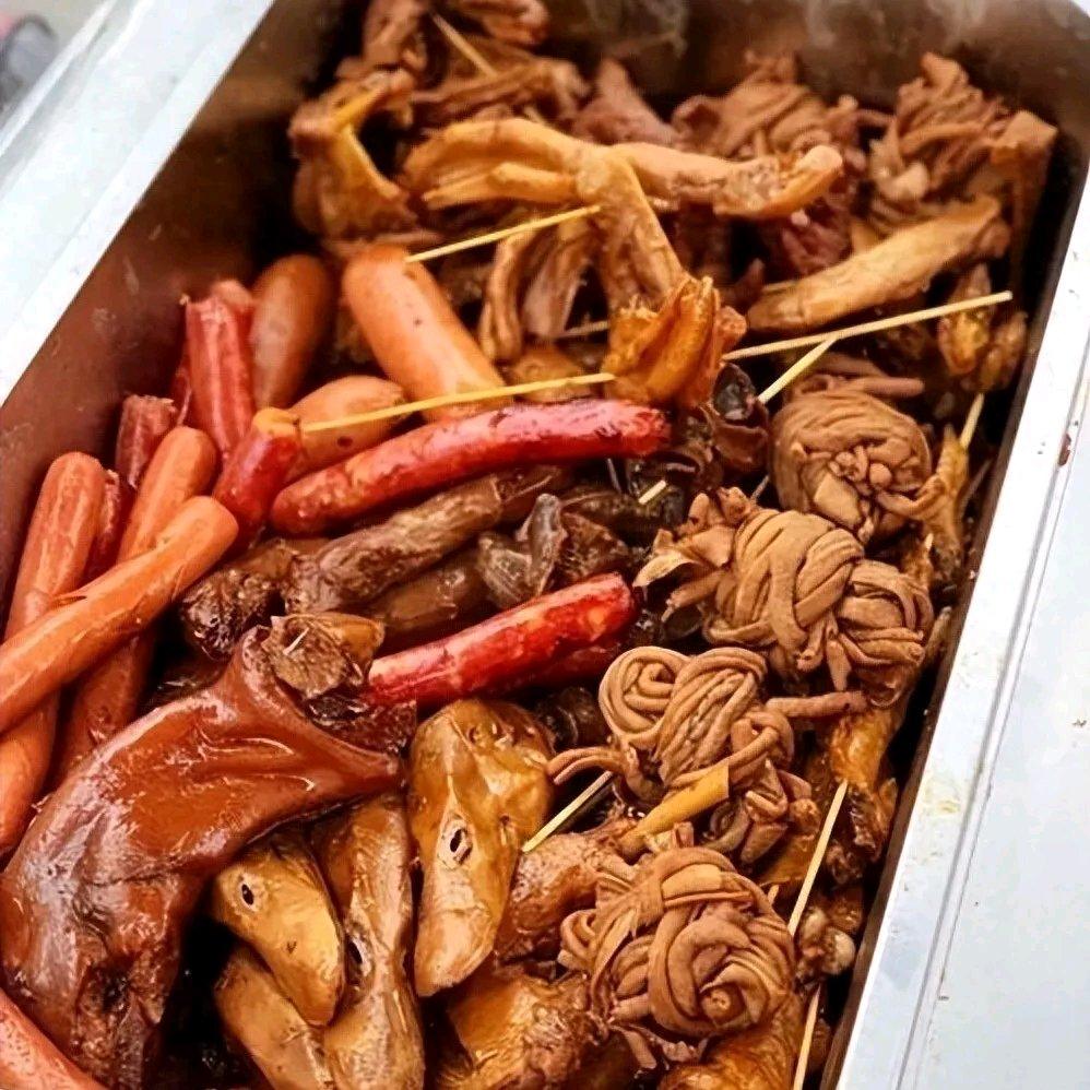 鸭脖卖不动了！绝味、周黑鸭、煌上煌集体遇冷，不少网友直接吐槽吃不起。
绝味这半年