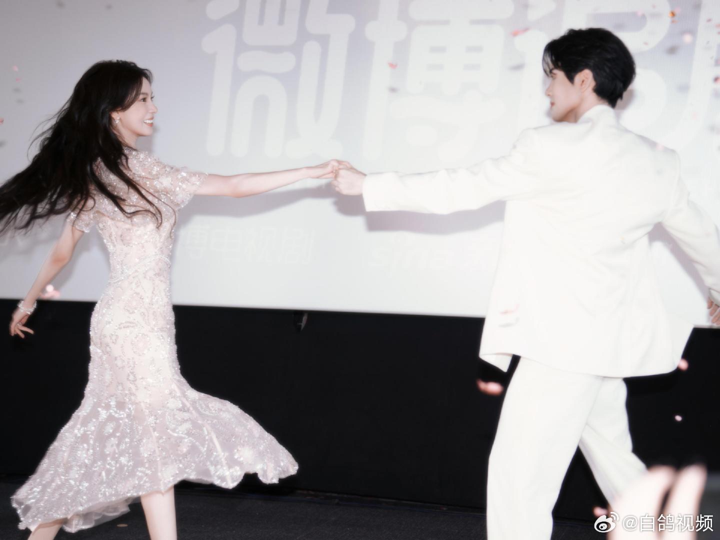 曾舜晞陈瑶合唱情人 曾舜晞陈瑶合唱 现场互动氛围感拉满，曾舜晞主动走到陈瑶身边，